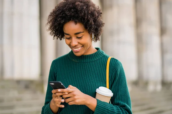 Mujer de negocios usando su teléfono móvil al aire libre. —  Fotos de Stock