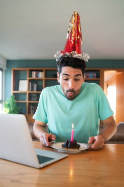 Evden doğum gününü kutlayan adam..