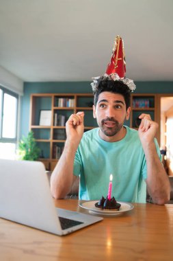 Evden doğum gününü kutlayan adam..