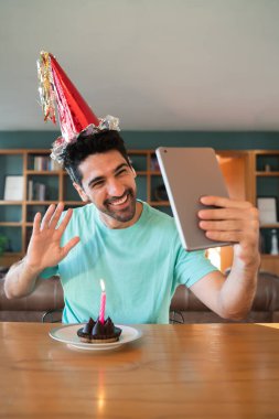 Adam doğum gününü videoda kutluyor..