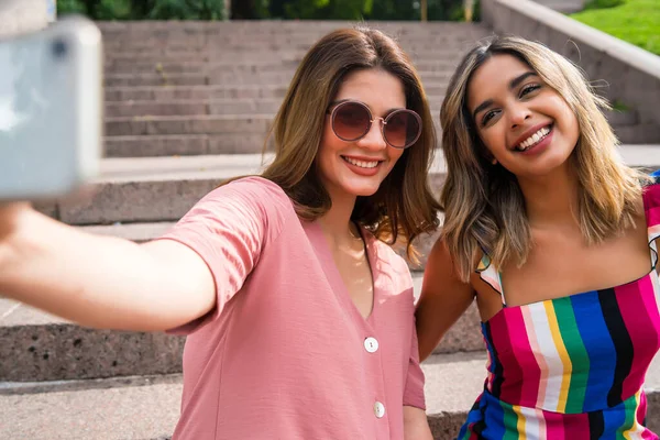 Zwei Freunde machen Selfie mit Handy im Freien. — Stockfoto