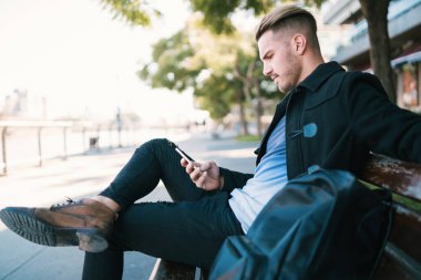 Cep telefonunu kullanan bir adam..