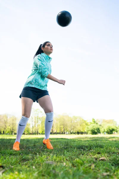 Junge Frau übt Fußball mit Ball. — Stockfoto