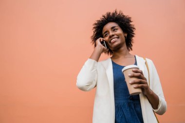 İş kadını dışarıda telefonla konuşuyor..