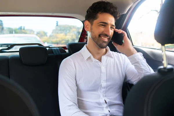 Empresario hablando por teléfono en coche. — Foto de Stock