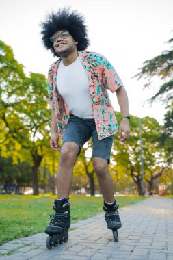 Latin adam dışarıda paten kayıyor..