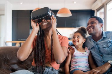 Aile video oyunu VR gözlükleriyle oynuyor.