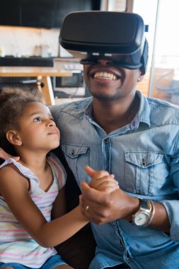 Baba kız video oyunu oynuyorlar..