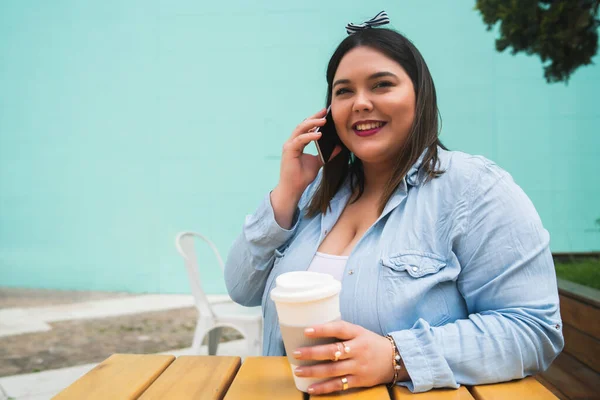 Giovane plus size donna parlando al telefono. — Foto Stock