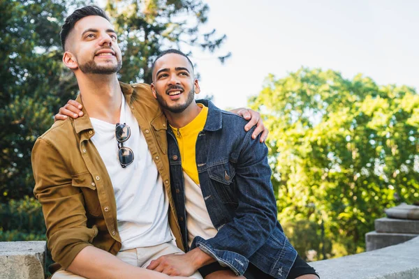 Schwules Paar verbringt Zeit zusammen im Park. — Stockfoto