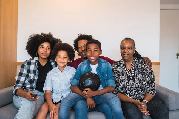 Regarder la famille multigénération match de football à la maison. — Photo