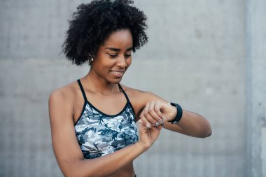 Fitness kadını akıllı saati kontrol ediyor..