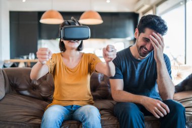 Video oyunu oynayan çift VR gözlüklü.