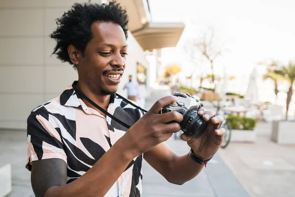 Afro turist man ta bilder med kamera utomhus. — Stockfoto