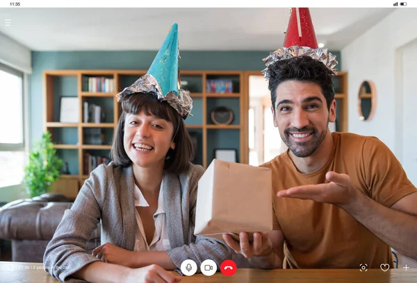Par firar födelsedag hemifrån. — Stockfoto
