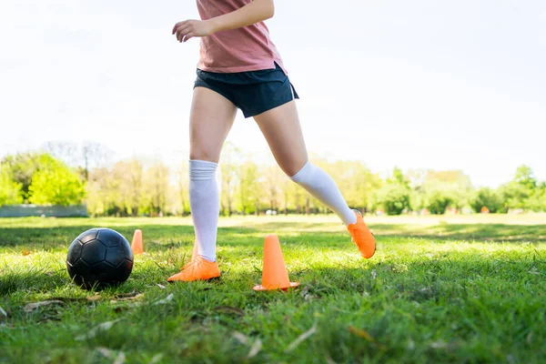 Młoda kobieta piłka nożna ćwiczy na boisku. — Zdjęcie stockowe