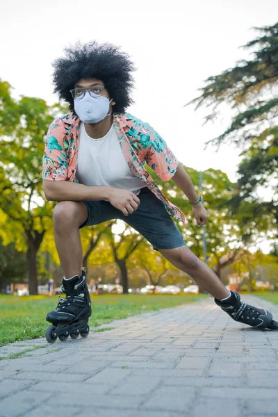 Hombre latino patinaje sobre ruedas al aire libre. — Foto de Stock