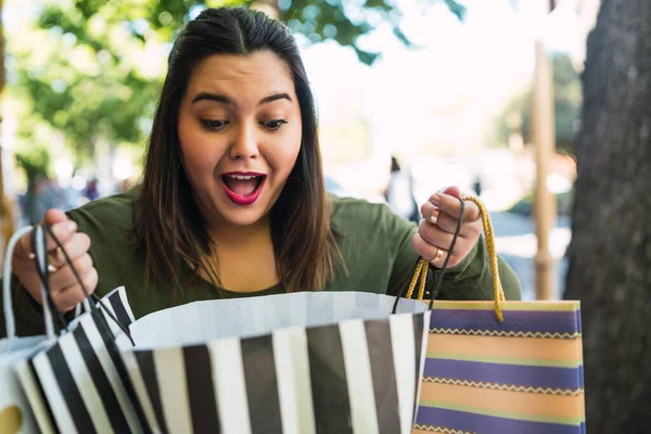 Mujer joven sosteniendo bolsas de compras. — Foto de Stock