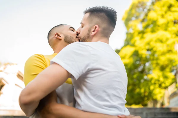 Schwules Paar verbringt Zeit zusammen im Park. — Stockfoto