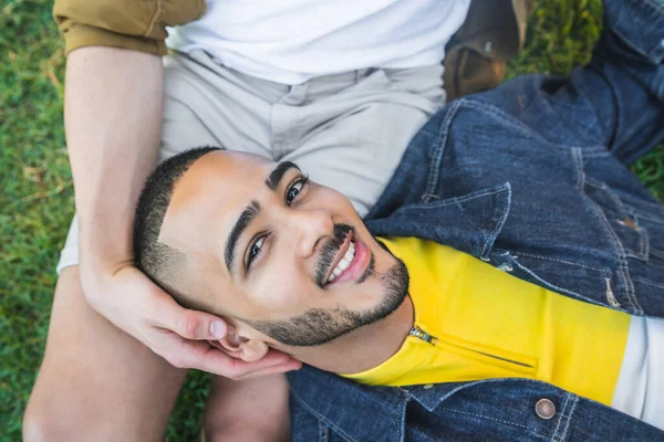 Schwules Paar verbringt Zeit zusammen im Park. — Stockfoto