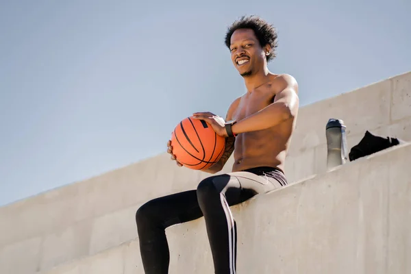 Afro atletisk man avkopplande efter träning. — Stockfoto