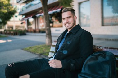 Genç bir adamın portresi.