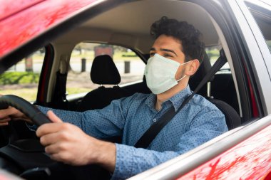 İşe giderken arabasını kullanan bir adam..