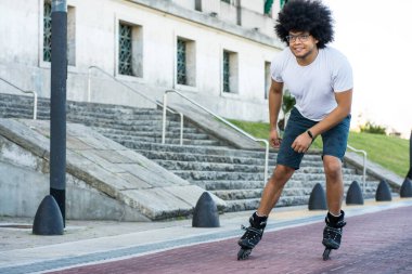 Latin adam dışarıda paten kayıyor..