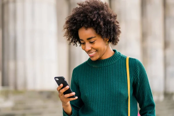 Mujer de negocios usando su teléfono móvil al aire libre. —  Fotos de Stock