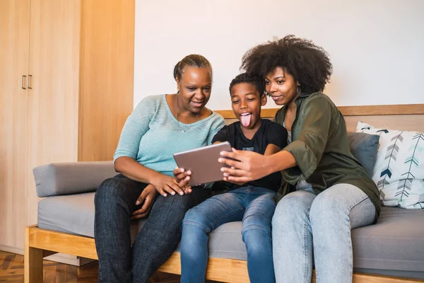 Babička, matka a syn berou selfie s digitálním tabletem. — Stock fotografie