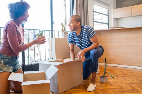 Caja de cartón de embalaje de pareja para mudarse en nuevo apartamento. —  Fotos de Stock