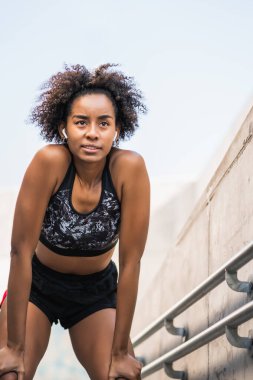 Sporcu kadın dışarıda çalışırken dinleniyor..