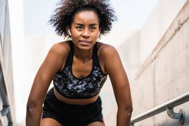 Sporcu kadın dışarıda çalışırken dinleniyor..