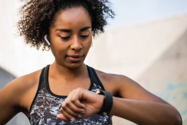 Fitness kadını akıllı saati kontrol ediyor..