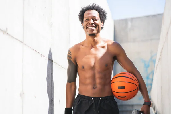 Atlet Afro memegang bola basket di luar ruangan. — Stok Foto