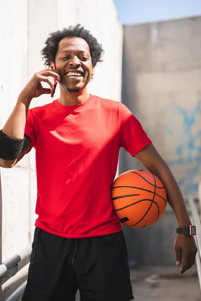 Homem atleta falando ao telefone. — Fotografia de Stock