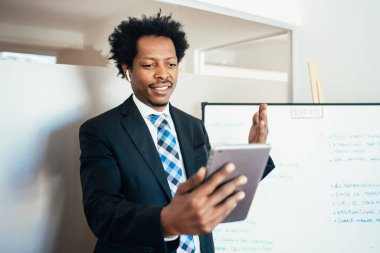 Bir video görüşmesinde iş adamı.