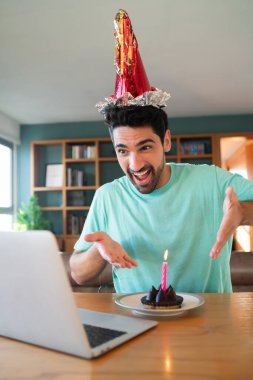 Evden doğum gününü kutlayan adam..