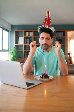 Evden doğum gününü kutlayan adam..