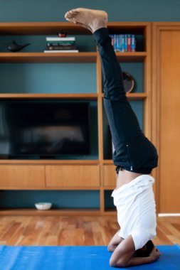 Adam evde egzersiz yapıyor..