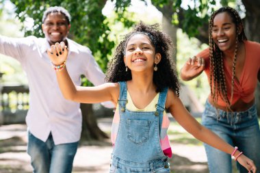 Aile parkta güzel bir gün geçiriyor..