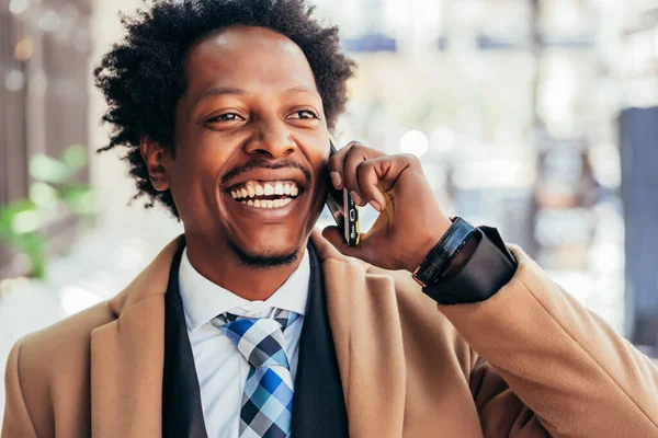 Empresario hablando por teléfono al aire libre. — Foto de Stock