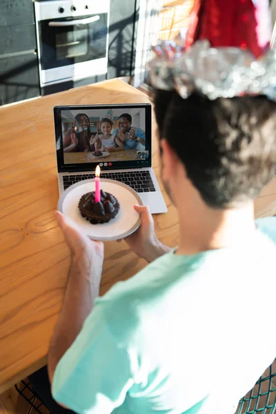 Evden doğum gününü kutlayan adam..