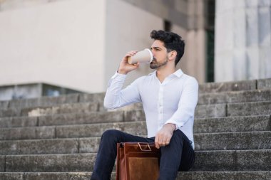 İş portresi. Açık havada kahve içmek..