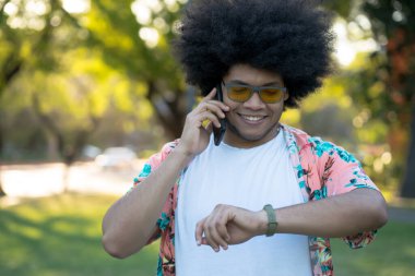 Latin adam dışarıda telefonla konuşuyor..