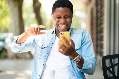 Cep telefonuyla görüntülü görüşme yapan adam..