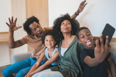 Aile telefonuyla selfie çekiyor..