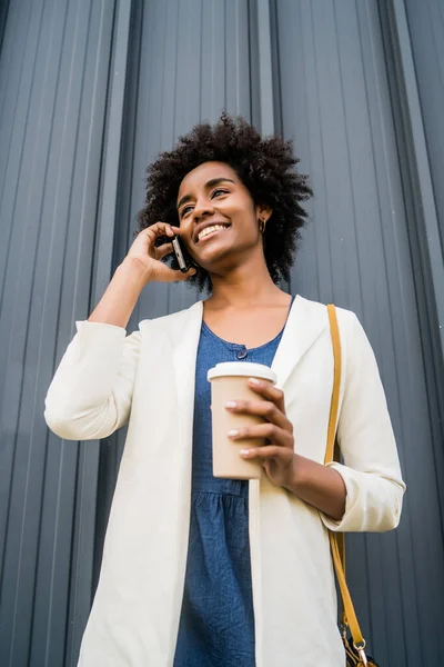 Mujer de negocios hablando por teléfono al aire libre. — Foto de Stock