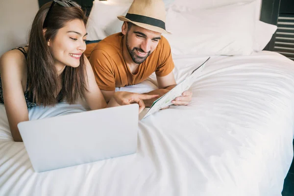 Paar organisiert Reise im Hotelzimmer. — Stockfoto