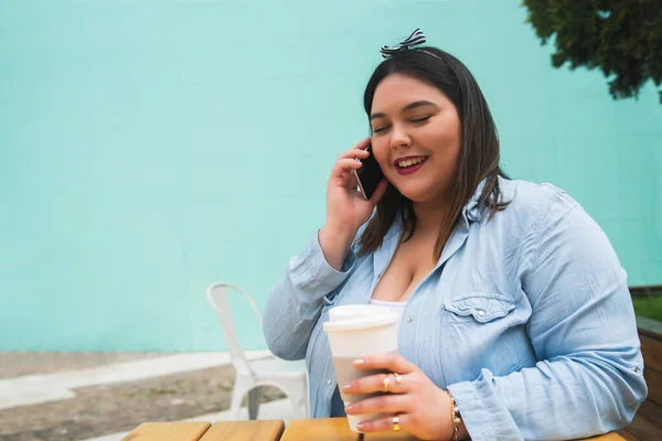 Молодая женщина plus size разговаривает по телефону. — стоковое фото